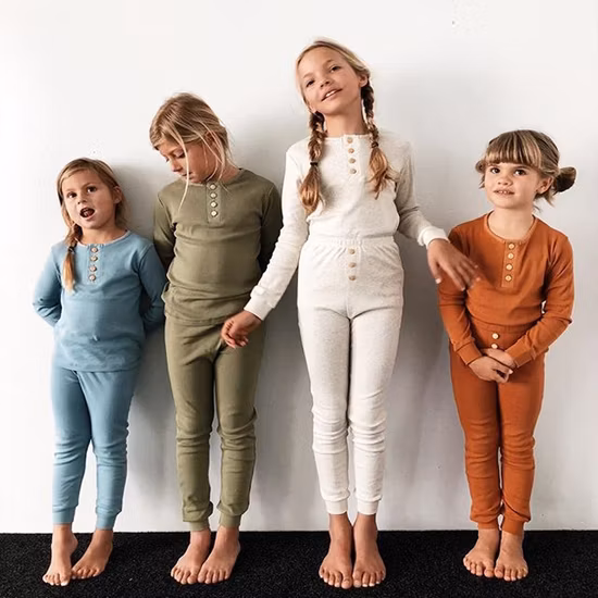 Nueva llegada Ropa infantil Ropa de bebé de algodón puro Camisa de manga larga Pantalones Calcetines 3 UNIDS Ropa transpirable unisex Impresión de dibujos animados Pijamas para niños